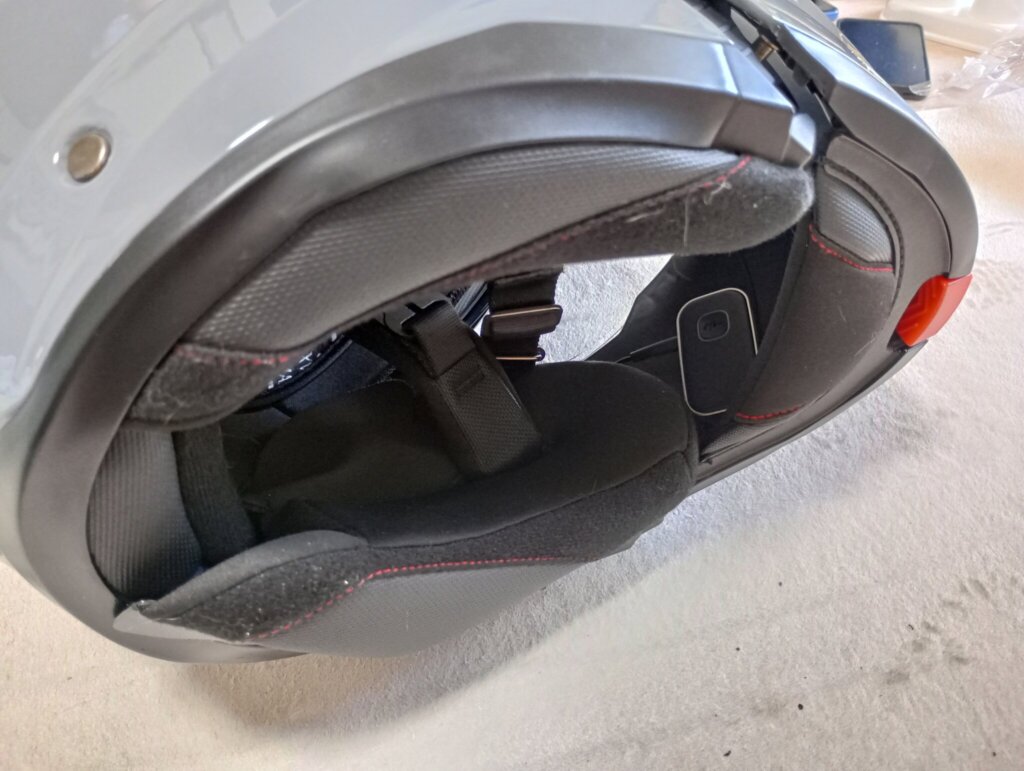 口元あたりにレシーバを装着。