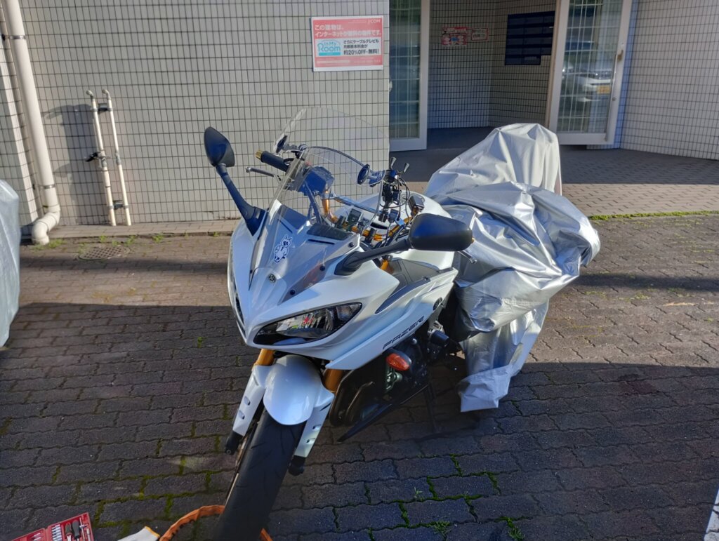 デイトナ製のサーフェスタイプ アルミビレット バーエンドを装着中の半裸のFAZER8。