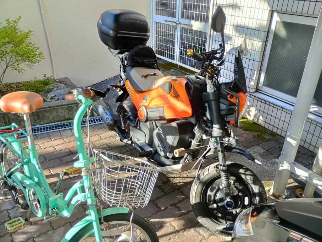 ハンドルとハンドルバーエンドがほぼ完全に同色！お誂え向き！