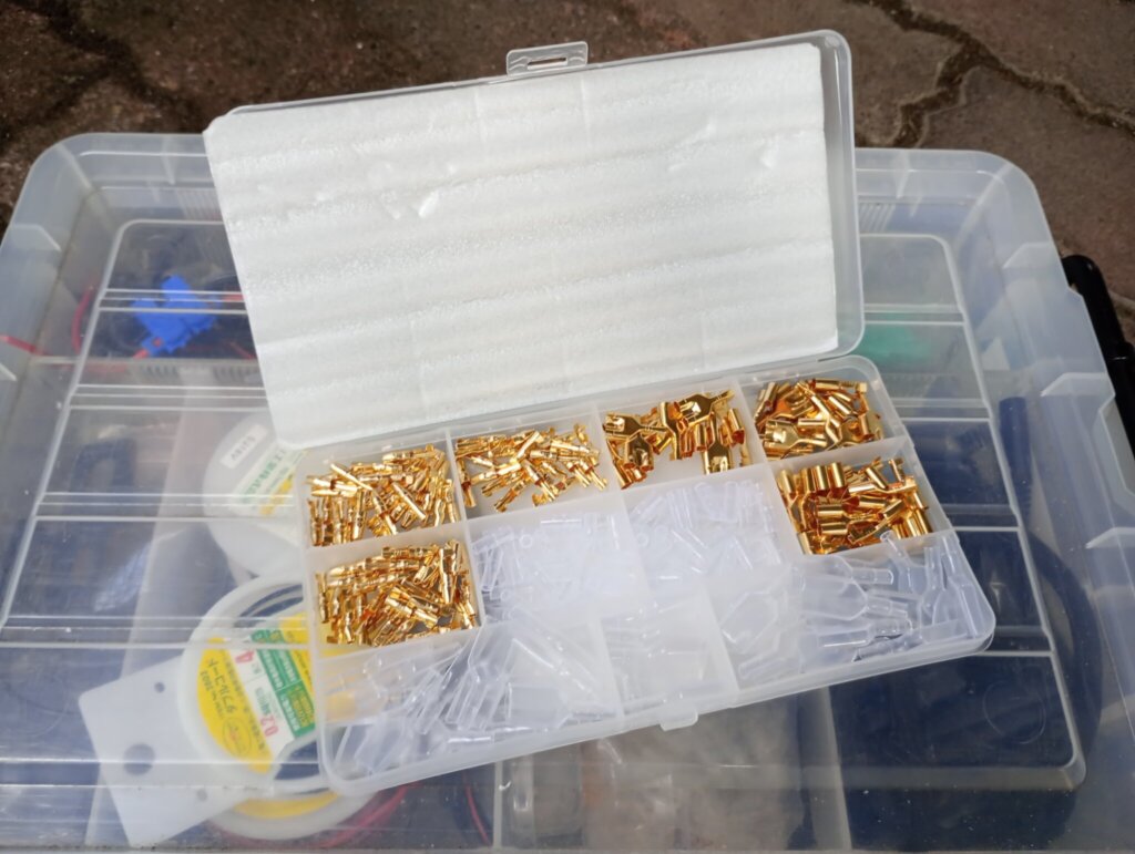 金色のギボシとスリーブがビッシリ！