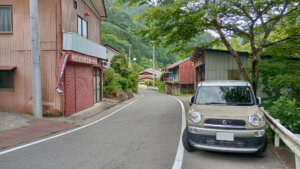 集落の外れに車を止めて徒歩で参ります。