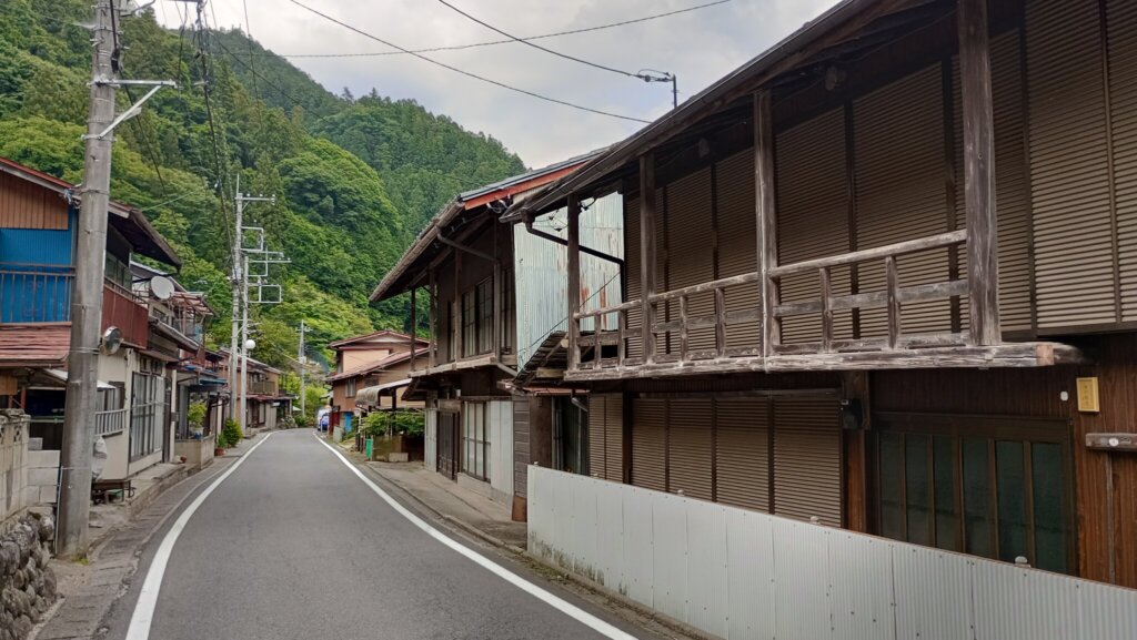 あまり生活の香りがしない建物が並んでいます。