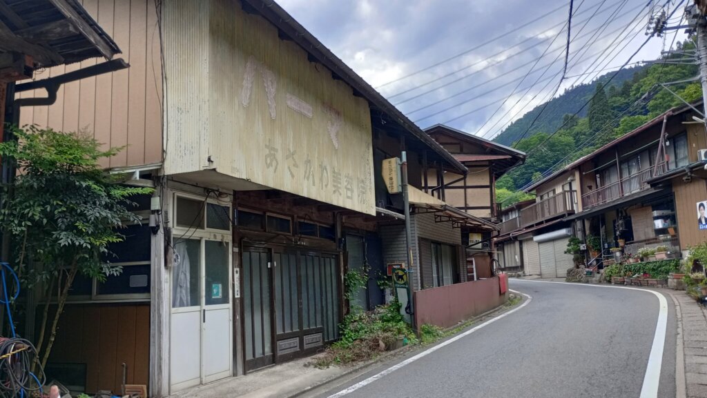 美容院跡。近代化改修された引き戸や扉がもう既にノスタルジック！