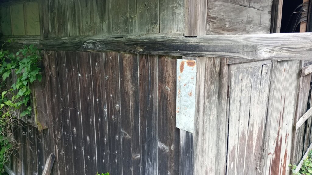 廃屋の壁に何か貼ってありましたけど、日焼けして読めません。