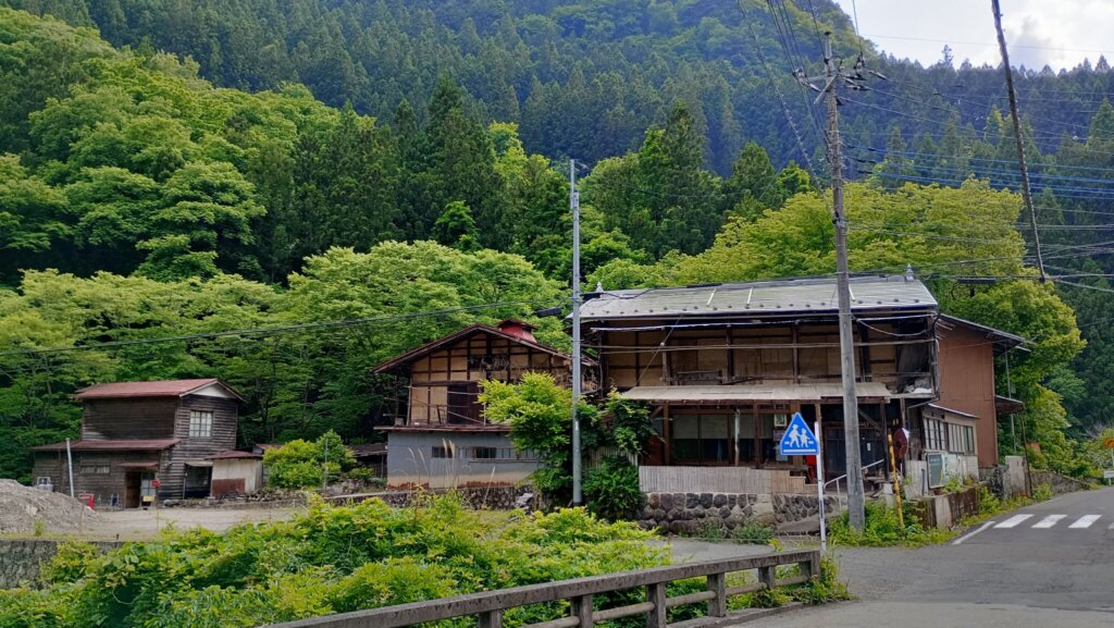 南牧村民俗資料館前に並ぶ良い感じの建物。少なくとも奥の一軒は現役っぽいです
