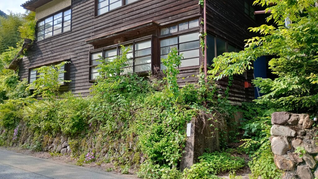 入口の階段と建物がバッチリ残っています。