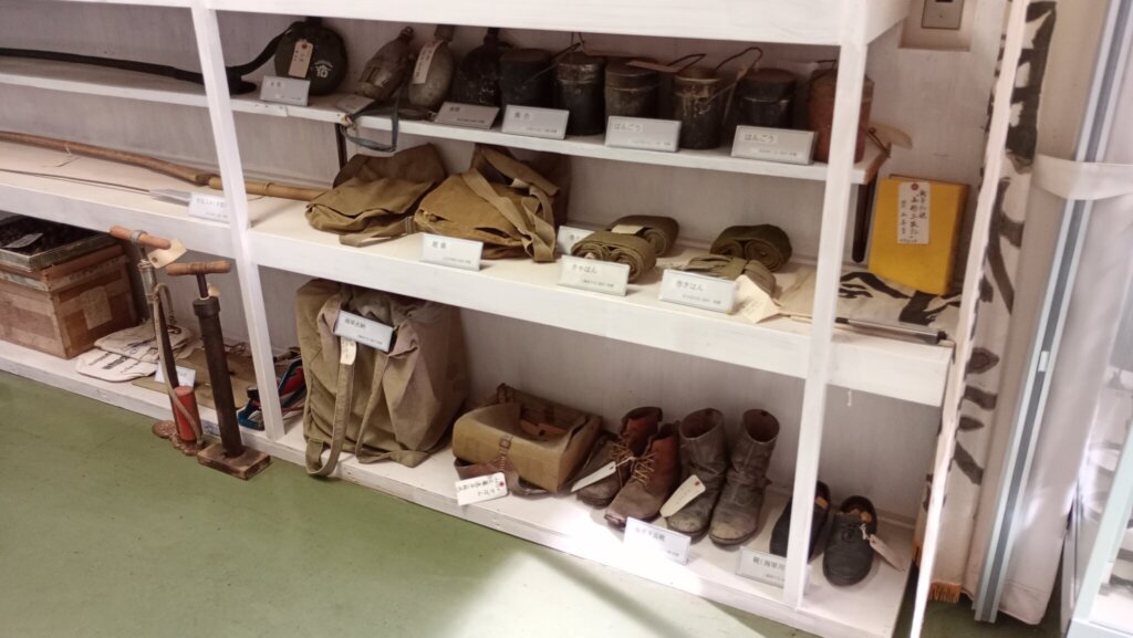 飯盒や軍靴なども展示。触りたいけど我慢して触らない！