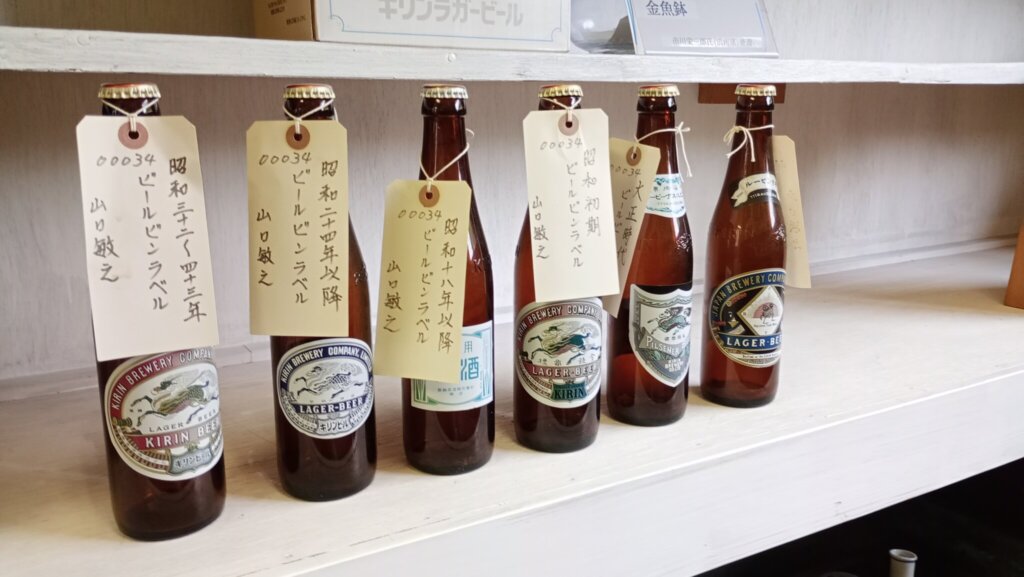 歴代ビール瓶。ラガービールの瓶デザインも微妙に変えられてきたんですね。