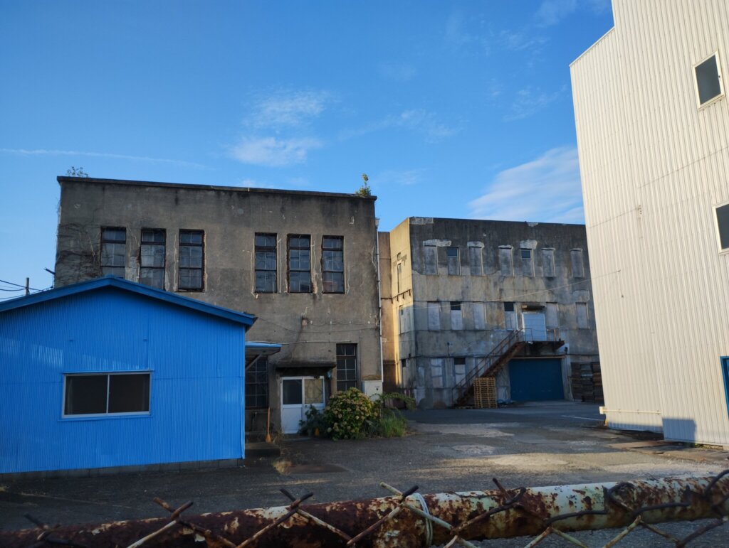 うおぉ、奥にも建物が見える！