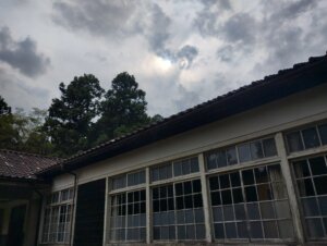 木造校舎に通っていた小学校低学年の頃を思い出します。