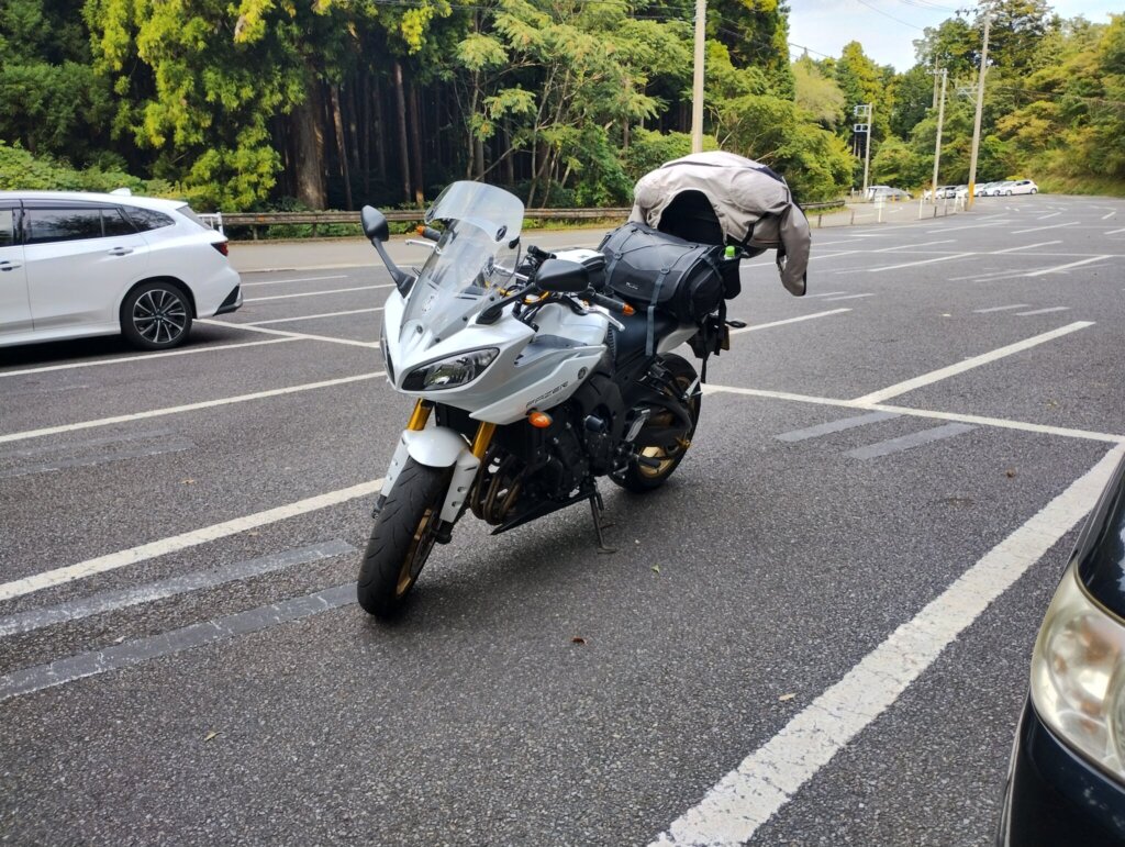 丸太の森の駐車場に駐輪