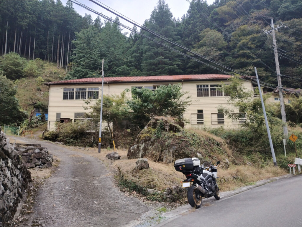 旧両神小学校大谷分校に到着