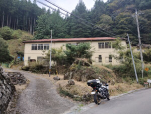 旧両神小学校大谷分校に到着