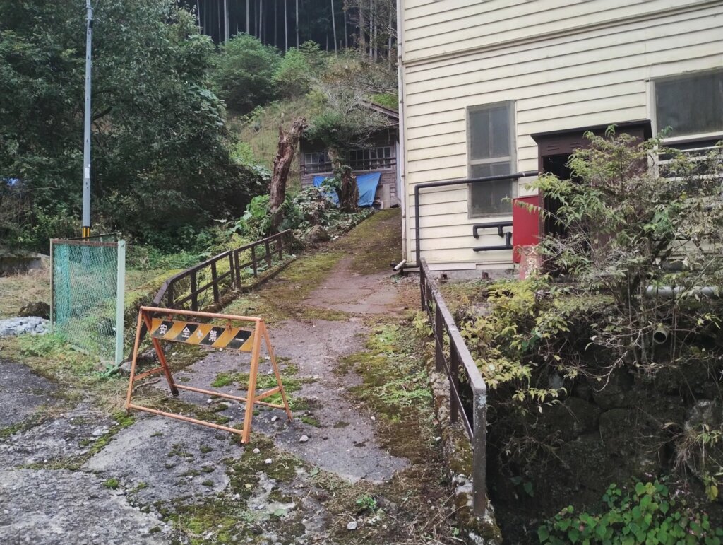 校舎横の小さな橋