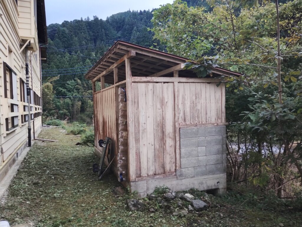 直ぐ側にももう一つ小さな小屋