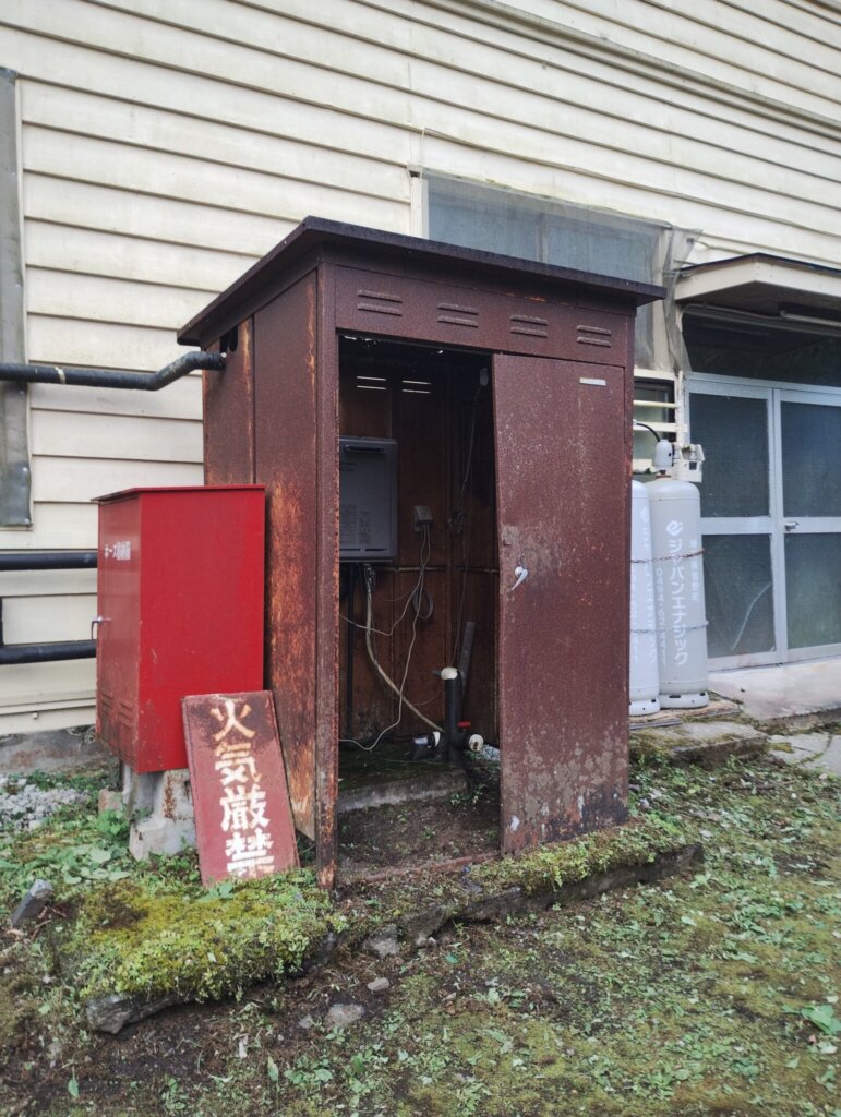 サビサビの小屋の中にガス湯沸かし器