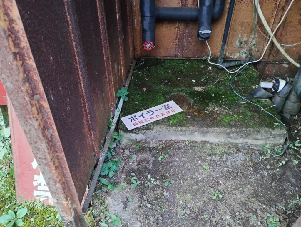 中を除くとボイラー室のプレートが落ちてました